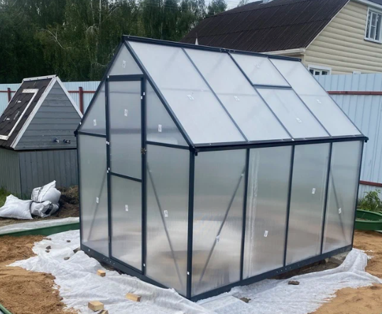 Прямостенная теплица с поликарбонатом